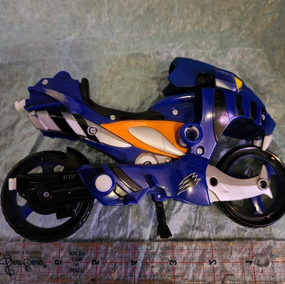 Power Ranger Action Figure eith Motorcycle - Picture 6 of 7